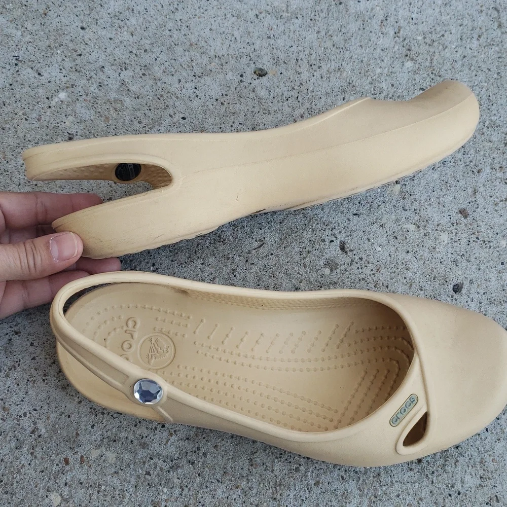 Crocs Womens Olivia Slingback Iconic Comfort Shoes Size 7 Lightweight Neutral